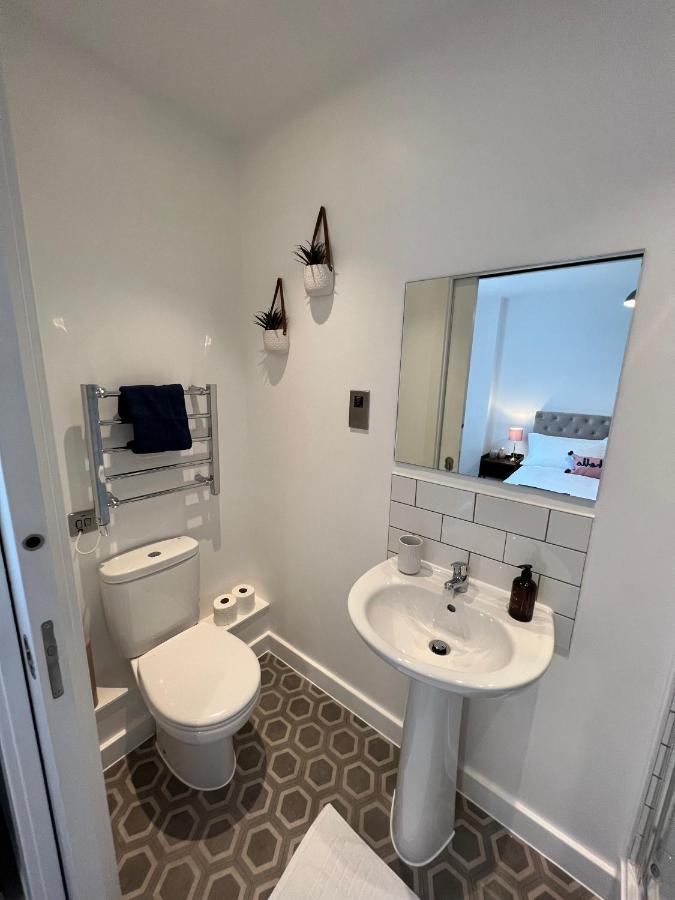 Modern 2 Bedroom Apt Sleeps 6 - Near Gloucester Exteriör bild