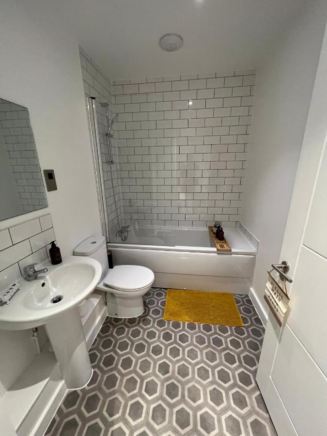 Modern 2 Bedroom Apt Sleeps 6 - Near Gloucester Exteriör bild