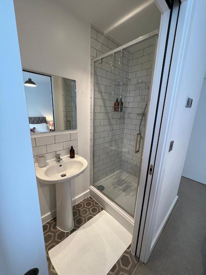 Modern 2 Bedroom Apt Sleeps 6 - Near Gloucester Exteriör bild