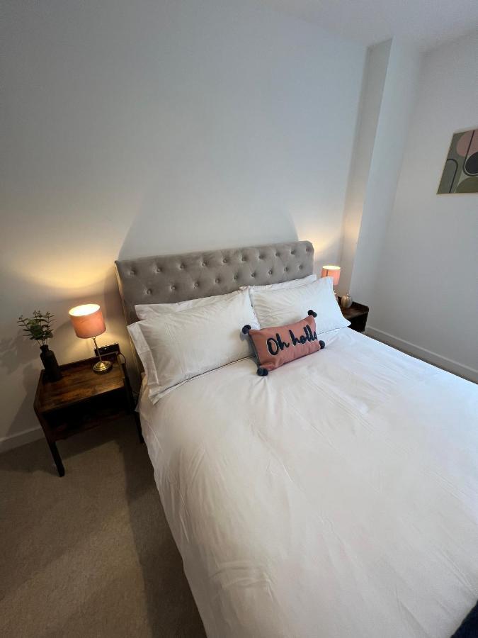 Modern 2 Bedroom Apt Sleeps 6 - Near Gloucester Exteriör bild
